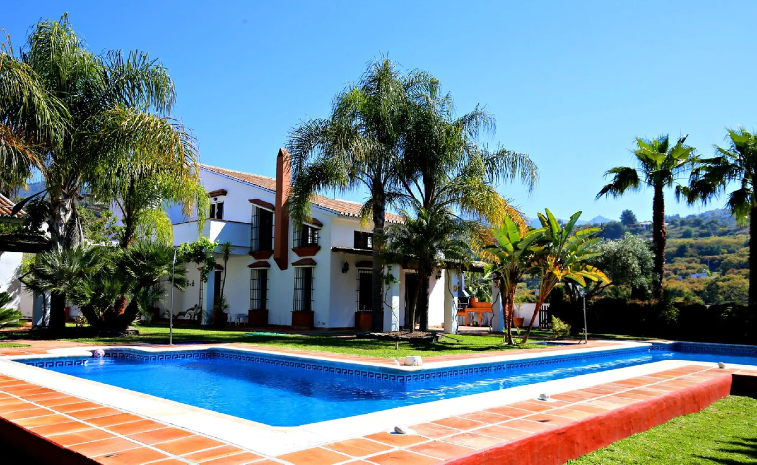 Exclusive and unique of its kind: a 16.000m2 Andalusian vacation resort with horse farm between Frigiliana and Nerja - with a built-up area of more than 1.600m2! In total, the resort has nine bedrooms, ten bathrooms and two guest toilets, spread over two 