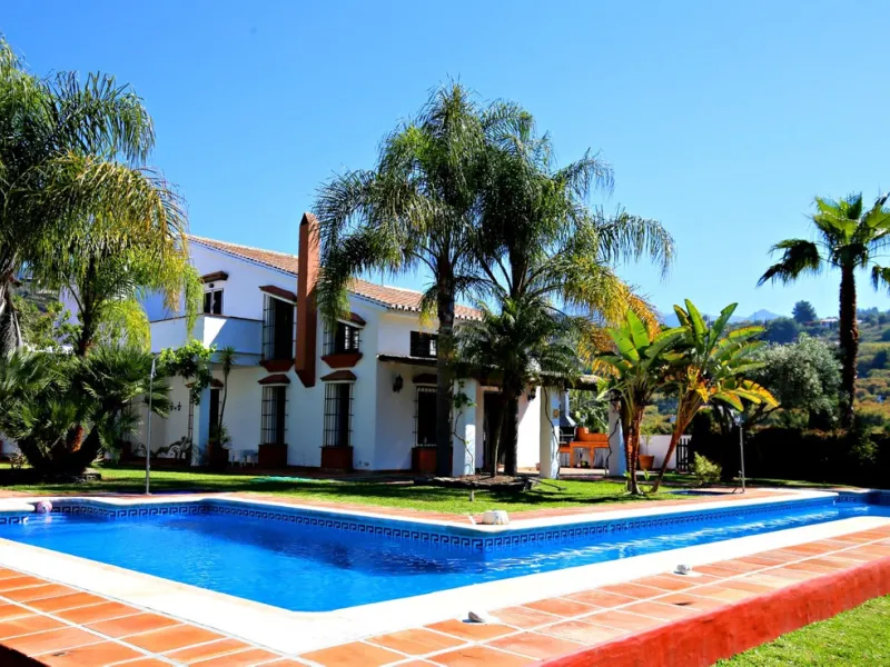 Exclusive and unique of its kind: a 16.000m2 Andalusian vacation resort with horse farm between Frigiliana and Nerja - with a built-up area of more than 1.600m2! In total, the resort has nine bedrooms, ten bathrooms and two guest toilets, spread over two 