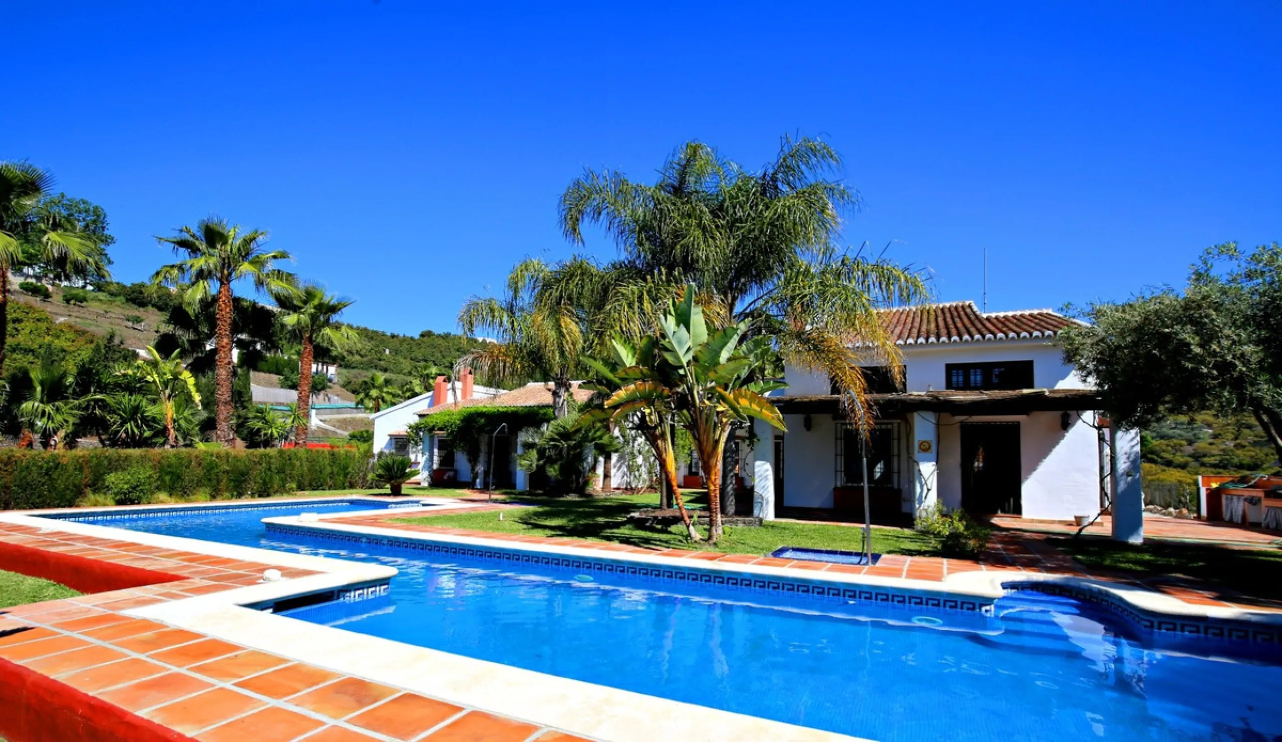 Exclusive and unique of its kind: a 16.000m2 Andalusian vacation resort with horse farm between Frigiliana and Nerja - with a built-up area of more than 1.600m2! In total, the resort has nine bedrooms, ten bathrooms and two guest toilets, spread over two 