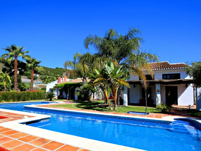Exclusive and unique of its kind: a 16.000m2 Andalusian vacation resort with horse farm between Frigiliana and Nerja - with a built-up area of more than 1.600m2! In total, the resort has nine bedrooms, ten bathrooms and two guest toilets, spread over two 