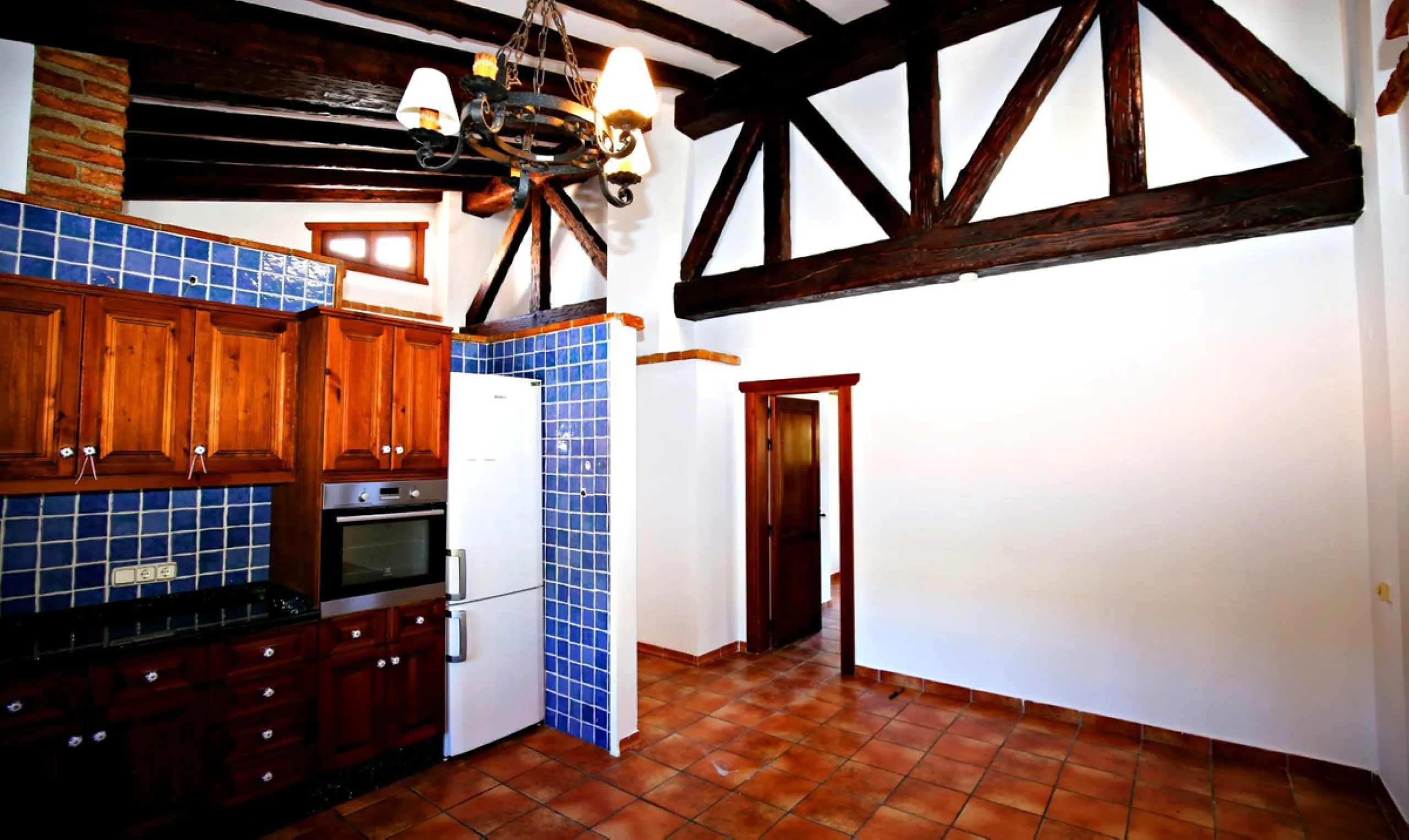 Exclusive and unique of its kind: a 16.000m2 Andalusian vacation resort with horse farm between Frigiliana and Nerja - with a built-up area of more than 1.600m2! In total, the resort has nine bedrooms, ten bathrooms and two guest toilets, spread over two 