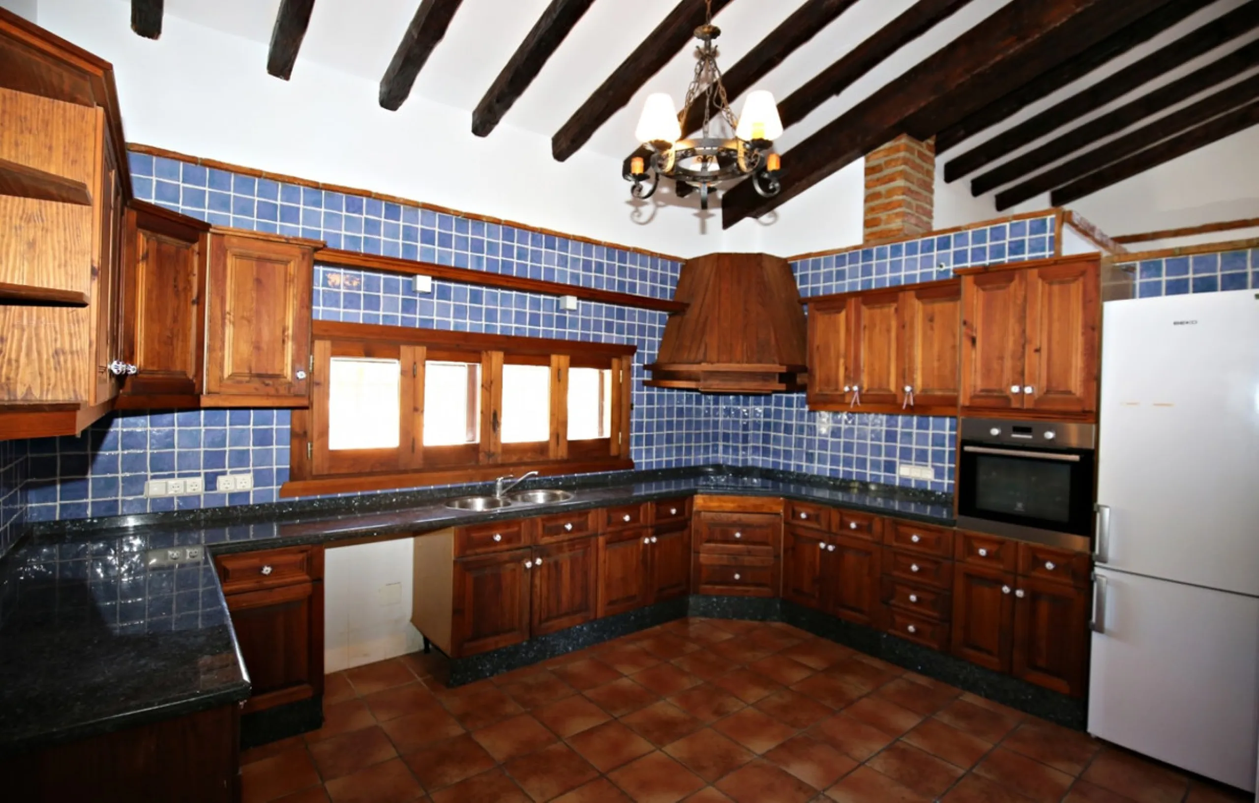 Exclusive and unique of its kind: a 16.000m2 Andalusian vacation resort with horse farm between Frigiliana and Nerja - with a built-up area of more than 1.600m2! In total, the resort has nine bedrooms, ten bathrooms and two guest toilets, spread over two 