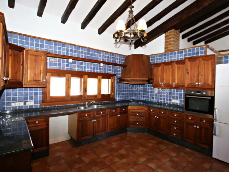 Exclusive and unique of its kind: a 16.000m2 Andalusian vacation resort with horse farm between Frigiliana and Nerja - with a built-up area of more than 1.600m2! In total, the resort has nine bedrooms, ten bathrooms and two guest toilets, spread over two 