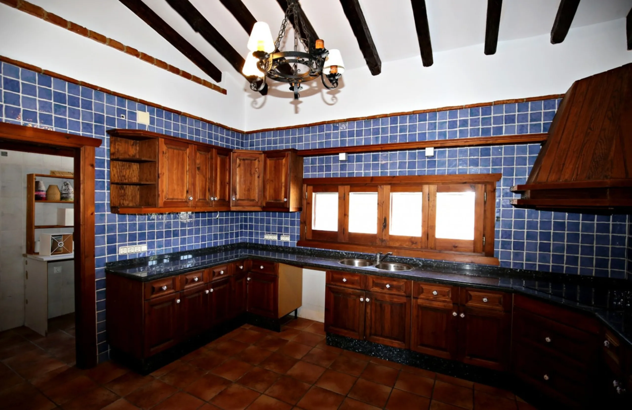 Exclusive and unique of its kind: a 16.000m2 Andalusian vacation resort with horse farm between Frigiliana and Nerja - with a built-up area of more than 1.600m2! In total, the resort has nine bedrooms, ten bathrooms and two guest toilets, spread over two 