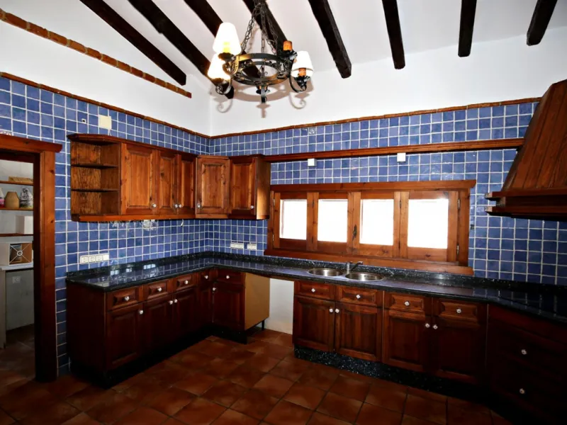 Exclusive and unique of its kind: a 16.000m2 Andalusian vacation resort with horse farm between Frigiliana and Nerja - with a built-up area of more than 1.600m2! In total, the resort has nine bedrooms, ten bathrooms and two guest toilets, spread over two 