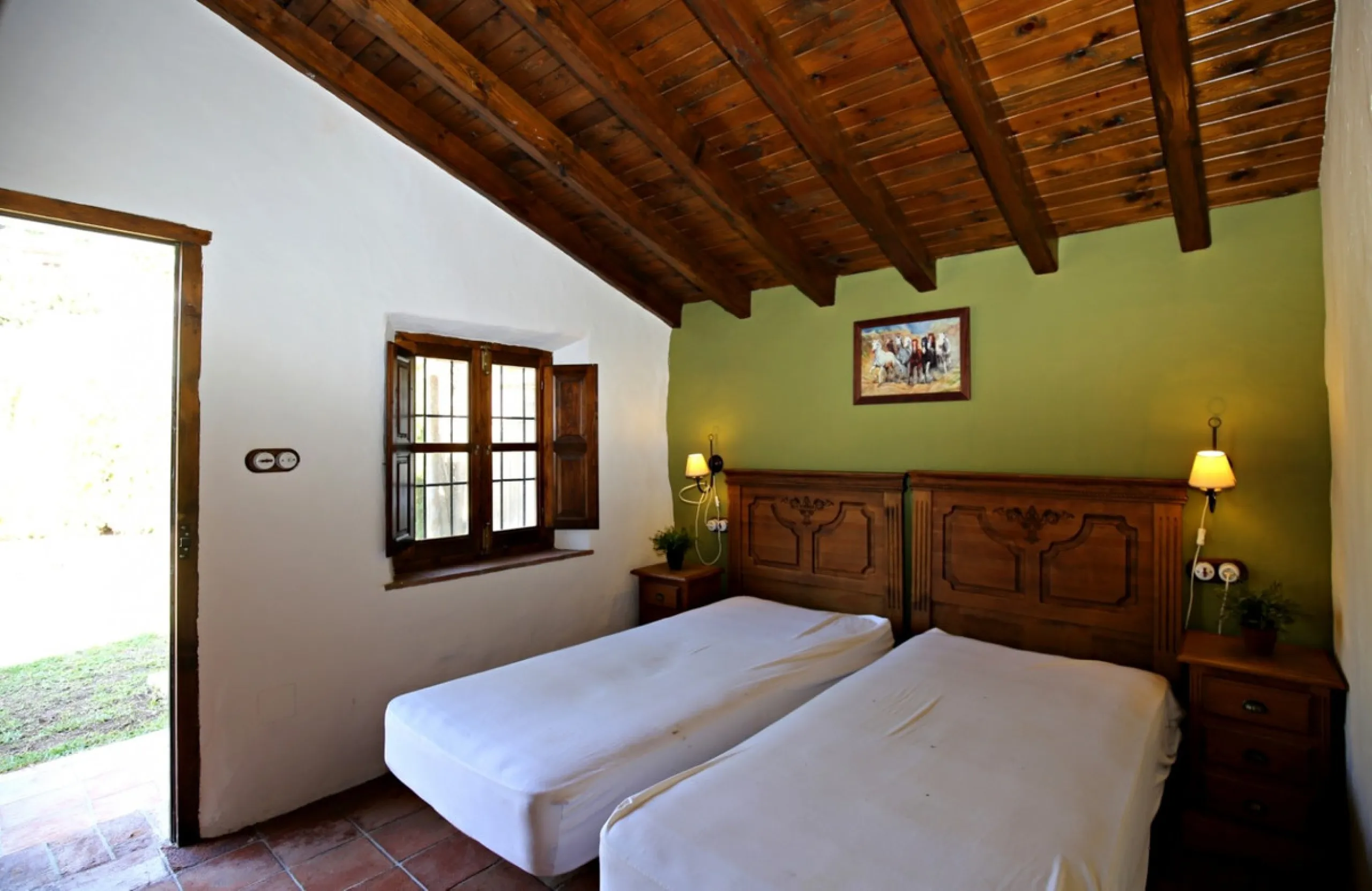 Exclusive and unique of its kind: a 16.000m2 Andalusian vacation resort with horse farm between Frigiliana and Nerja - with a built-up area of more than 1.600m2! In total, the resort has nine bedrooms, ten bathrooms and two guest toilets, spread over two 
