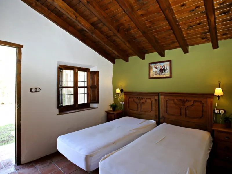 Exclusive and unique of its kind: a 16.000m2 Andalusian vacation resort with horse farm between Frigiliana and Nerja - with a built-up area of more than 1.600m2! In total, the resort has nine bedrooms, ten bathrooms and two guest toilets, spread over two 