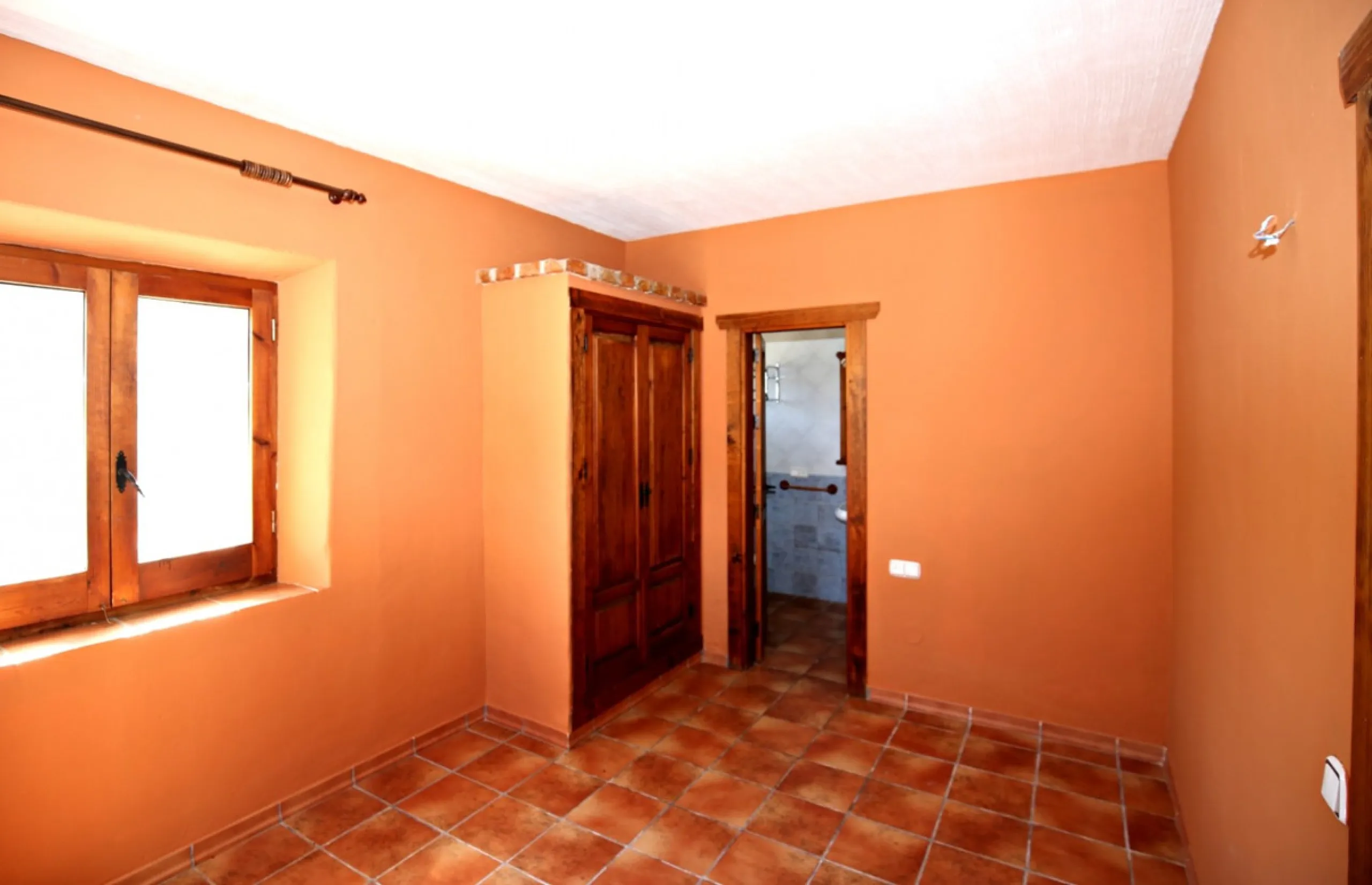 Exclusive and unique of its kind: a 16.000m2 Andalusian vacation resort with horse farm between Frigiliana and Nerja - with a built-up area of more than 1.600m2! In total, the resort has nine bedrooms, ten bathrooms and two guest toilets, spread over two 