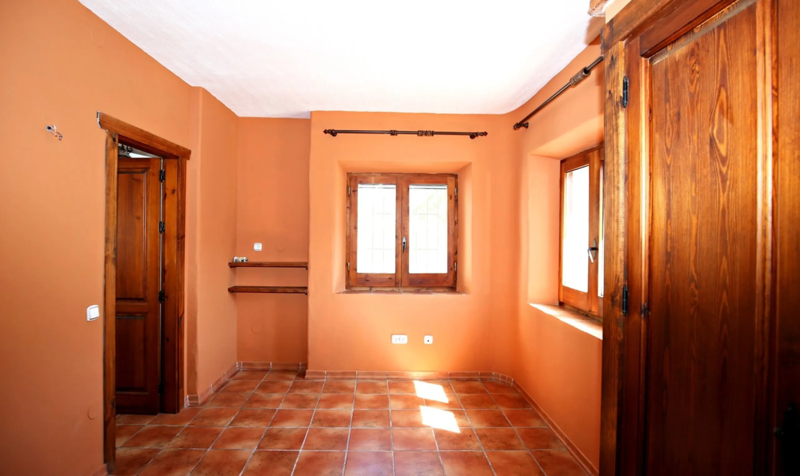 Exclusive and unique of its kind: a 16.000m2 Andalusian vacation resort with horse farm between Frigiliana and Nerja - with a built-up area of more than 1.600m2! In total, the resort has nine bedrooms, ten bathrooms and two guest toilets, spread over two 