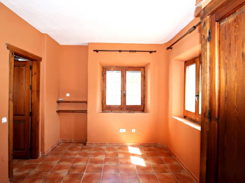 Exclusive and unique of its kind: a 16.000m2 Andalusian vacation resort with horse farm between Frigiliana and Nerja - with a built-up area of more than 1.600m2! In total, the resort has nine bedrooms, ten bathrooms and two guest toilets, spread over two 