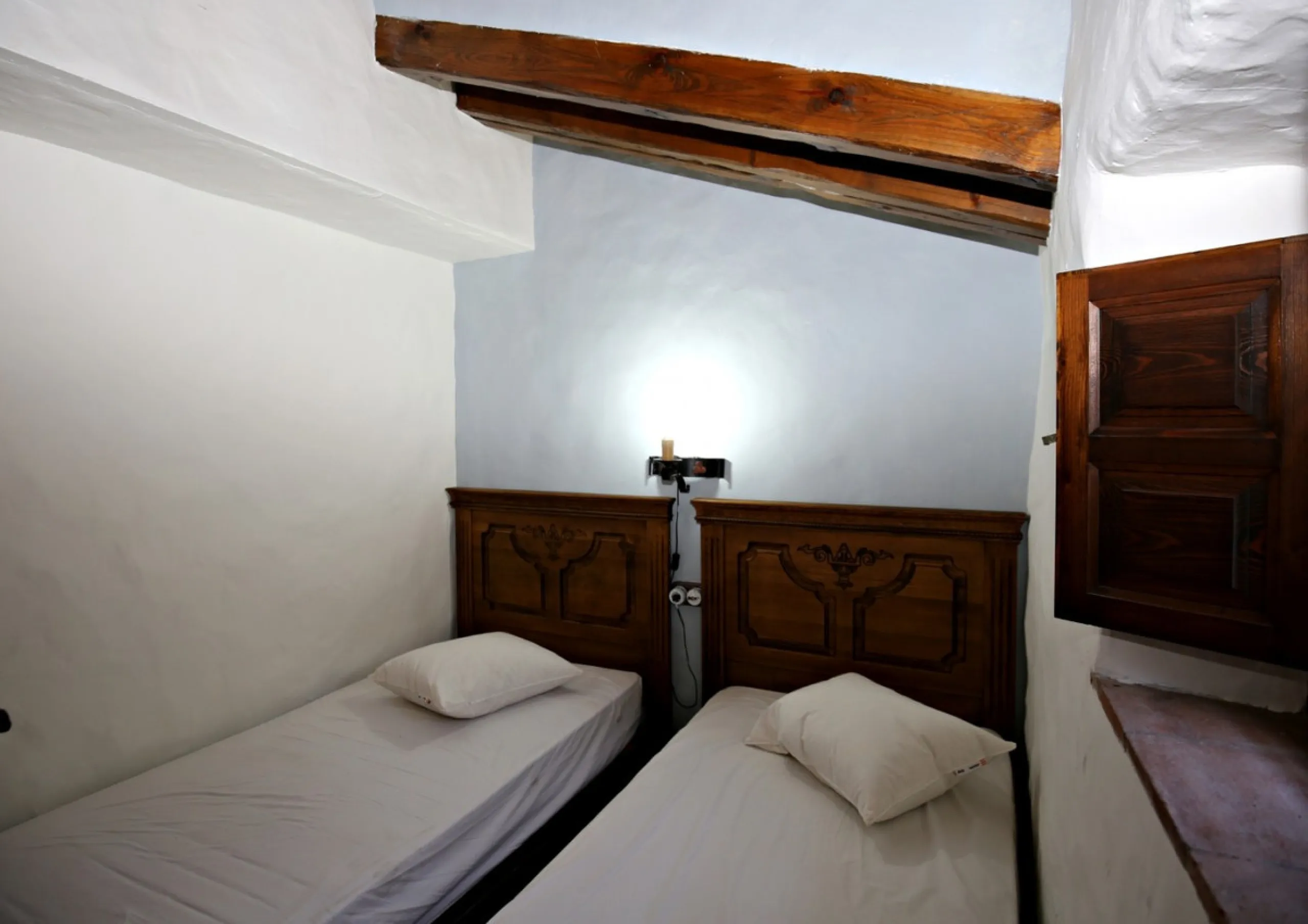Exclusive and unique of its kind: a 16.000m2 Andalusian vacation resort with horse farm between Frigiliana and Nerja - with a built-up area of more than 1.600m2! In total, the resort has nine bedrooms, ten bathrooms and two guest toilets, spread over two 