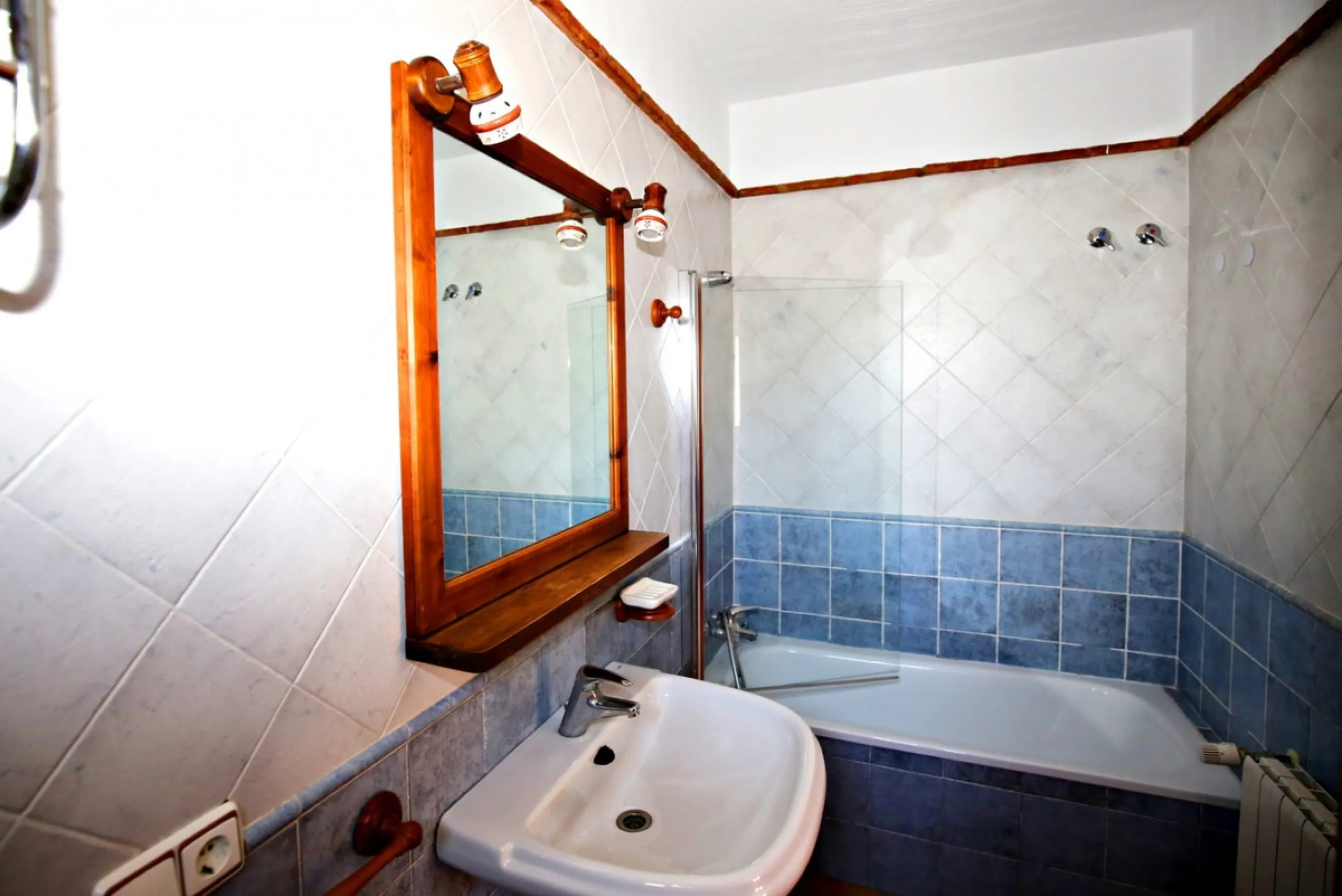 Exclusive and unique of its kind: a 16.000m2 Andalusian vacation resort with horse farm between Frigiliana and Nerja - with a built-up area of more than 1.600m2! In total, the resort has nine bedrooms, ten bathrooms and two guest toilets, spread over two 