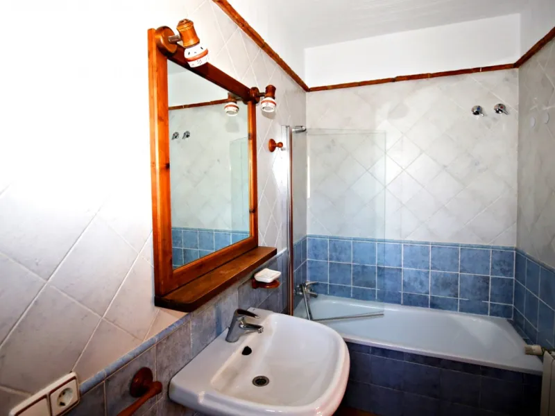Exclusive and unique of its kind: a 16.000m2 Andalusian vacation resort with horse farm between Frigiliana and Nerja - with a built-up area of more than 1.600m2! In total, the resort has nine bedrooms, ten bathrooms and two guest toilets, spread over two 