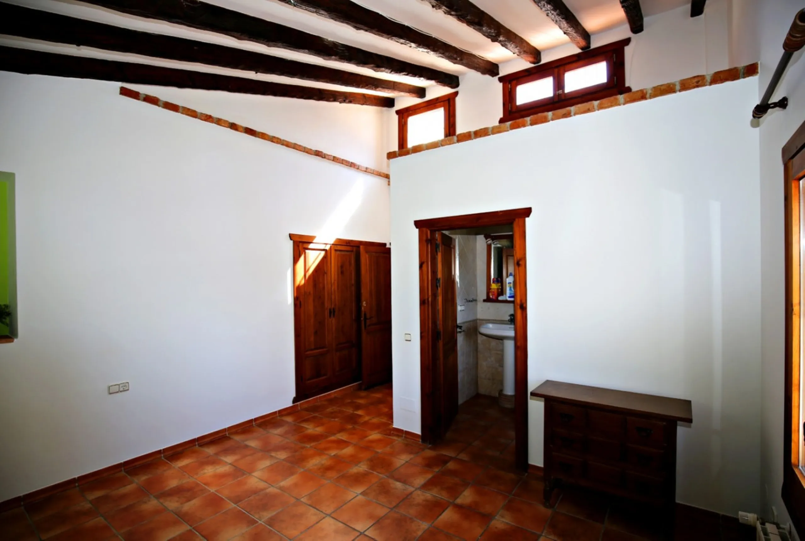 Exclusive and unique of its kind: a 16.000m2 Andalusian vacation resort with horse farm between Frigiliana and Nerja - with a built-up area of more than 1.600m2! In total, the resort has nine bedrooms, ten bathrooms and two guest toilets, spread over two 