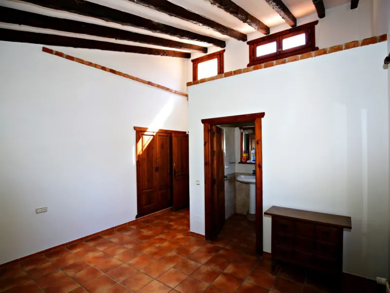 Exclusive and unique of its kind: a 16.000m2 Andalusian vacation resort with horse farm between Frigiliana and Nerja - with a built-up area of more than 1.600m2! In total, the resort has nine bedrooms, ten bathrooms and two guest toilets, spread over two 