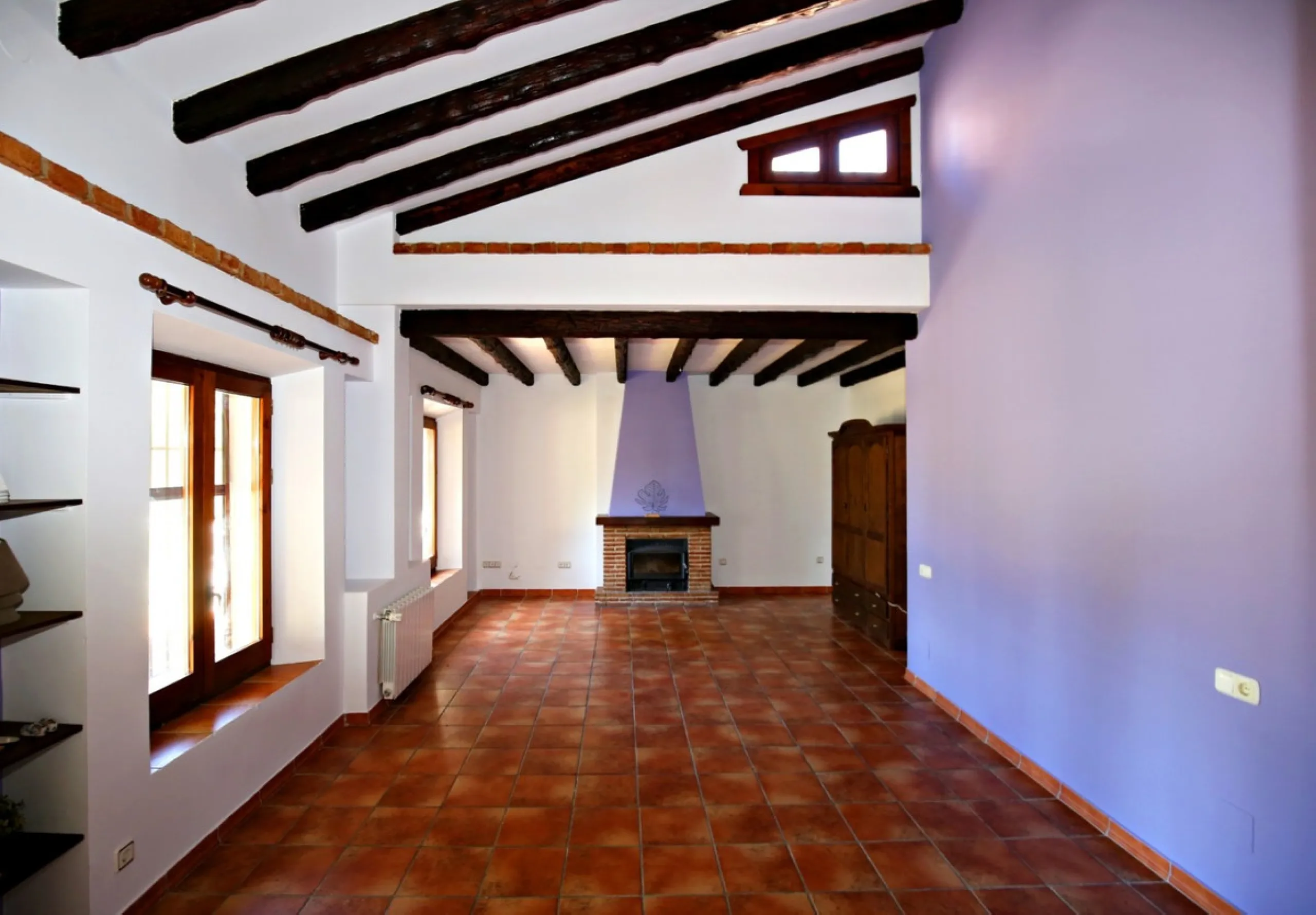 Exclusive and unique of its kind: a 16.000m2 Andalusian vacation resort with horse farm between Frigiliana and Nerja - with a built-up area of more than 1.600m2! In total, the resort has nine bedrooms, ten bathrooms and two guest toilets, spread over two 