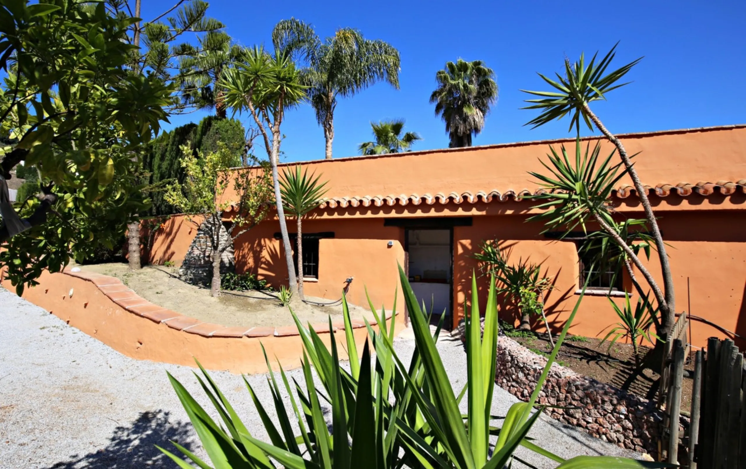 Exclusive and unique of its kind: a 16.000m2 Andalusian vacation resort with horse farm between Frigiliana and Nerja - with a built-up area of more than 1.600m2! In total, the resort has nine bedrooms, ten bathrooms and two guest toilets, spread over two 