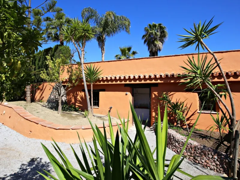 Exclusive and unique of its kind: a 16.000m2 Andalusian vacation resort with horse farm between Frigiliana and Nerja - with a built-up area of more than 1.600m2! In total, the resort has nine bedrooms, ten bathrooms and two guest toilets, spread over two 