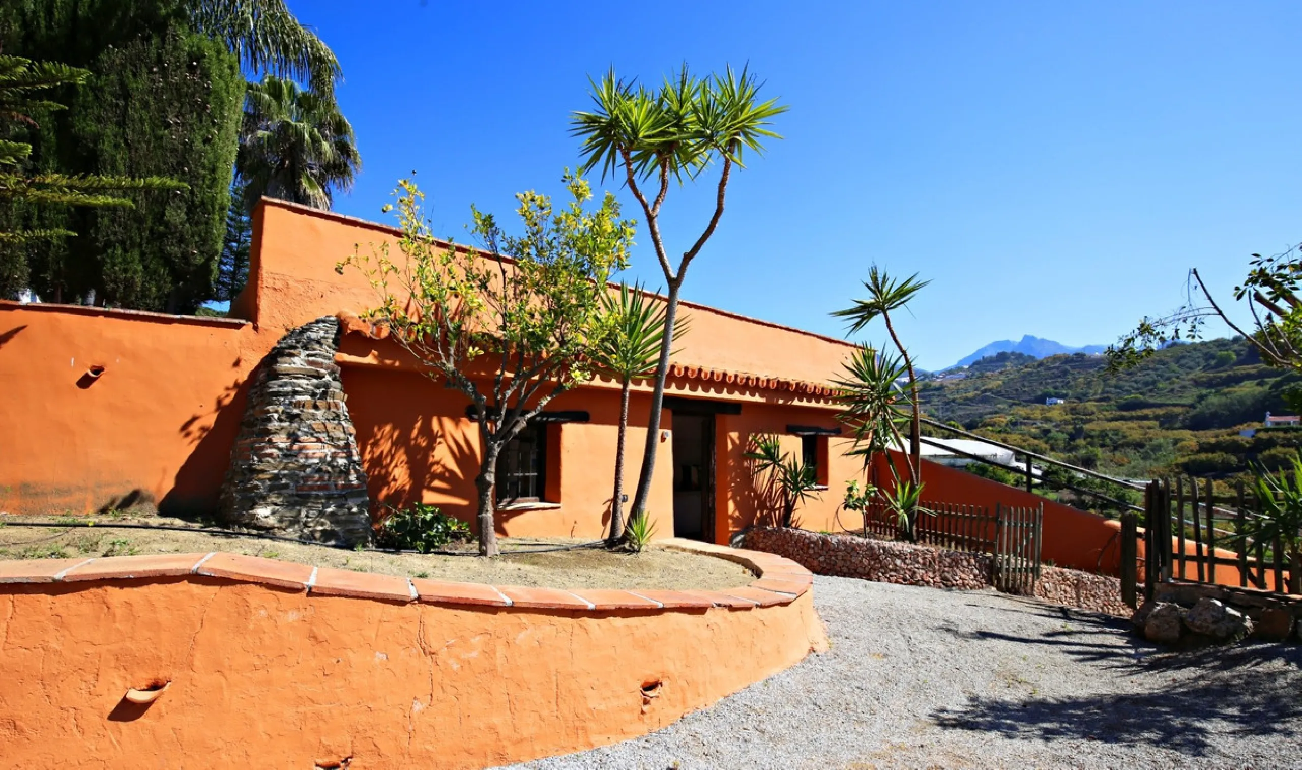 Exclusive and unique of its kind: a 16.000m2 Andalusian vacation resort with horse farm between Frigiliana and Nerja - with a built-up area of more than 1.600m2! In total, the resort has nine bedrooms, ten bathrooms and two guest toilets, spread over two 