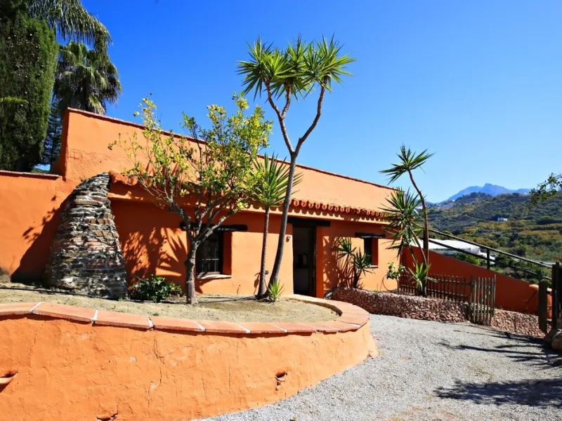 Exclusive and unique of its kind: a 16.000m2 Andalusian vacation resort with horse farm between Frigiliana and Nerja - with a built-up area of more than 1.600m2! In total, the resort has nine bedrooms, ten bathrooms and two guest toilets, spread over two 