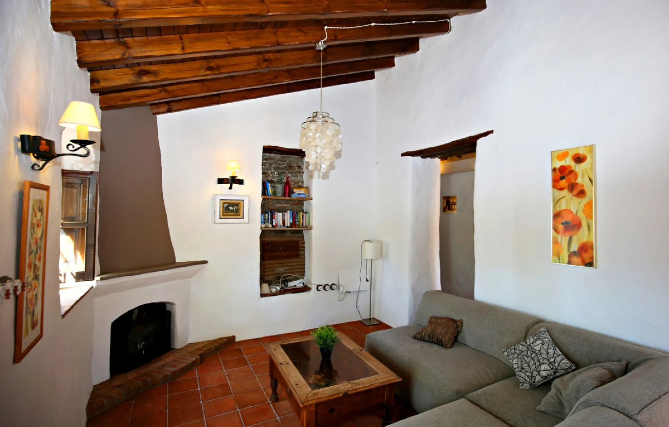 Exclusive and unique of its kind: a 16.000m2 Andalusian vacation resort with horse farm between Frigiliana and Nerja - with a built-up area of more than 1.600m2! In total, the resort has nine bedrooms, ten bathrooms and two guest toilets, spread over two 