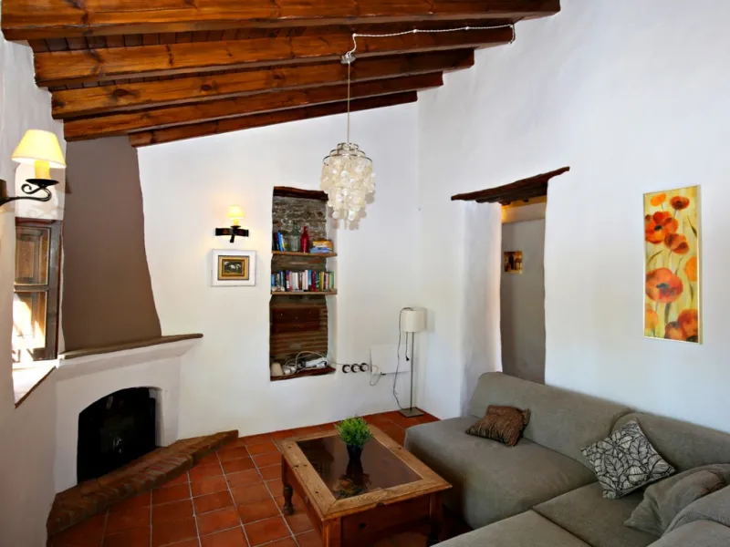 Exclusive and unique of its kind: a 16.000m2 Andalusian vacation resort with horse farm between Frigiliana and Nerja - with a built-up area of more than 1.600m2! In total, the resort has nine bedrooms, ten bathrooms and two guest toilets, spread over two 