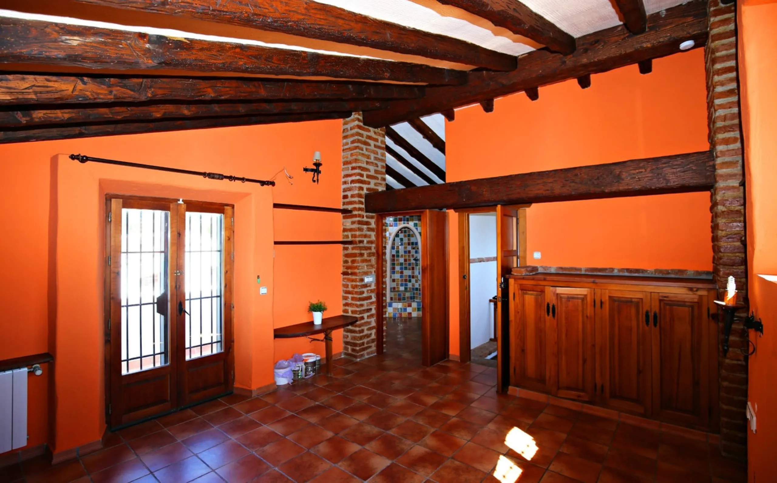 Exclusive and unique of its kind: a 16.000m2 Andalusian vacation resort with horse farm between Frigiliana and Nerja - with a built-up area of more than 1.600m2! In total, the resort has nine bedrooms, ten bathrooms and two guest toilets, spread over two 