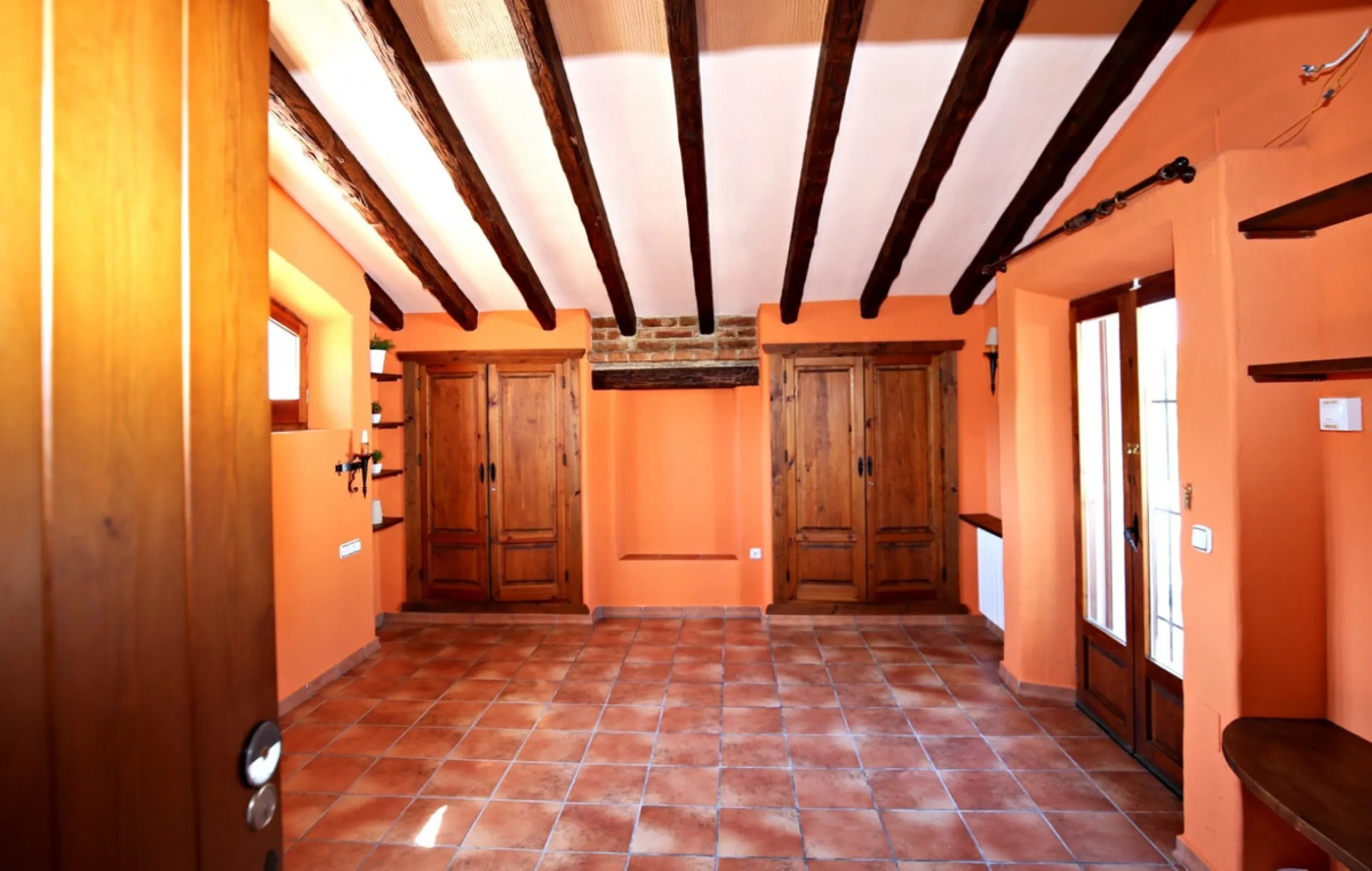 Exclusive and unique of its kind: a 16.000m2 Andalusian vacation resort with horse farm between Frigiliana and Nerja - with a built-up area of more than 1.600m2! In total, the resort has nine bedrooms, ten bathrooms and two guest toilets, spread over two 