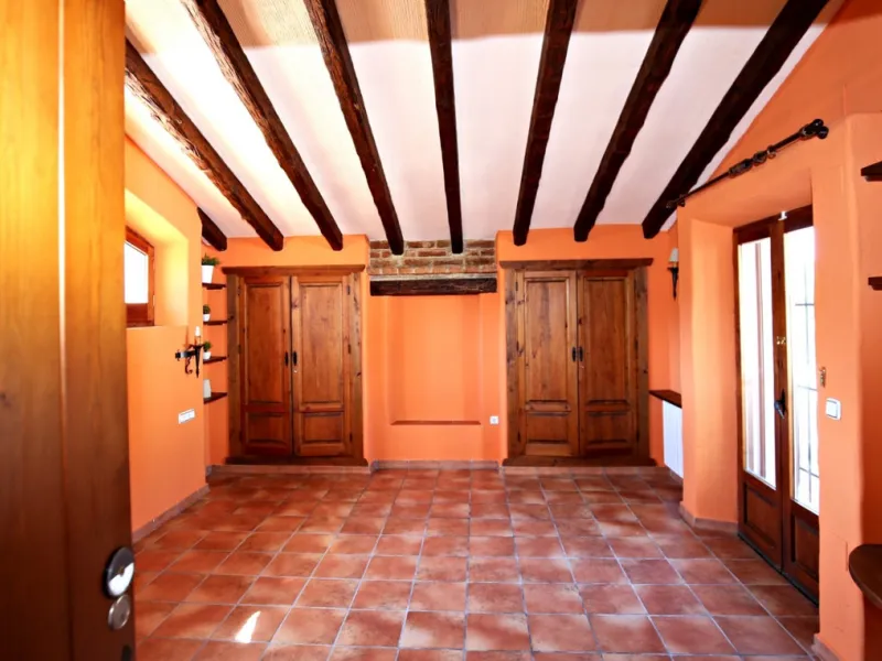 Exclusive and unique of its kind: a 16.000m2 Andalusian vacation resort with horse farm between Frigiliana and Nerja - with a built-up area of more than 1.600m2! In total, the resort has nine bedrooms, ten bathrooms and two guest toilets, spread over two 