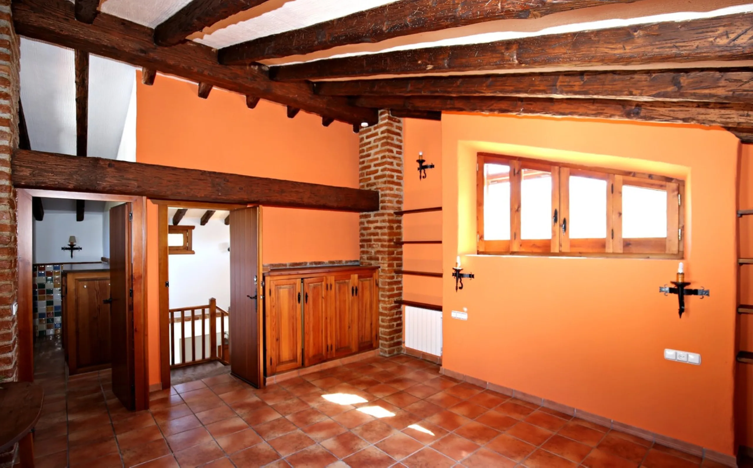 Exclusive and unique of its kind: a 16.000m2 Andalusian vacation resort with horse farm between Frigiliana and Nerja - with a built-up area of more than 1.600m2! In total, the resort has nine bedrooms, ten bathrooms and two guest toilets, spread over two 