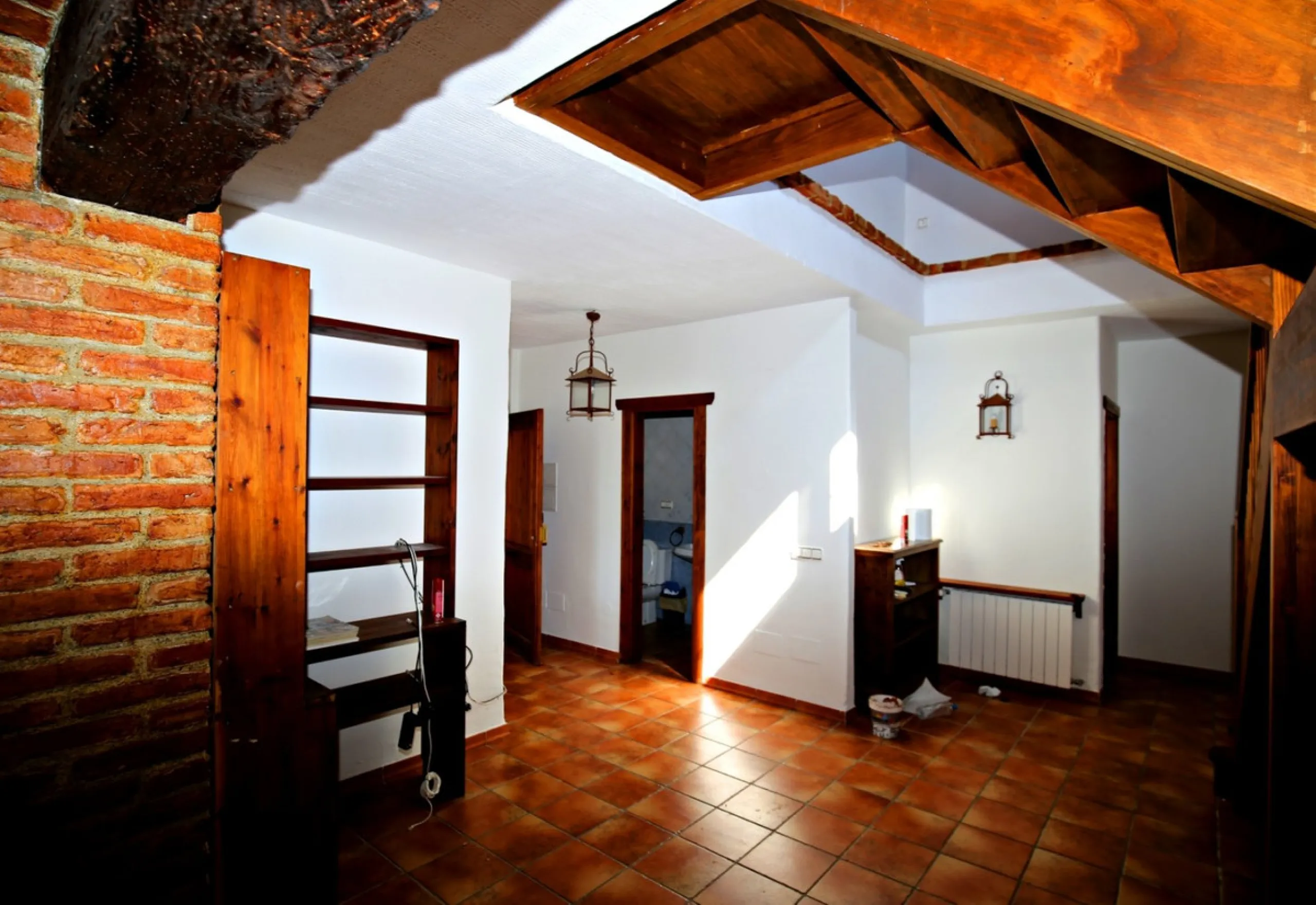 Exclusive and unique of its kind: a 16.000m2 Andalusian vacation resort with horse farm between Frigiliana and Nerja - with a built-up area of more than 1.600m2! In total, the resort has nine bedrooms, ten bathrooms and two guest toilets, spread over two 