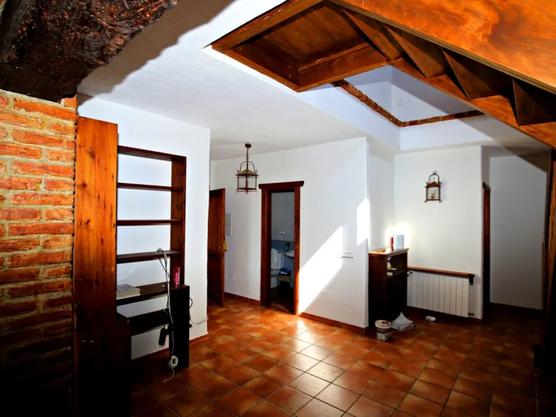 Exclusive and unique of its kind: a 16.000m2 Andalusian vacation resort with horse farm between Frigiliana and Nerja - with a built-up area of more than 1.600m2! In total, the resort has nine bedrooms, ten bathrooms and two guest toilets, spread over two 