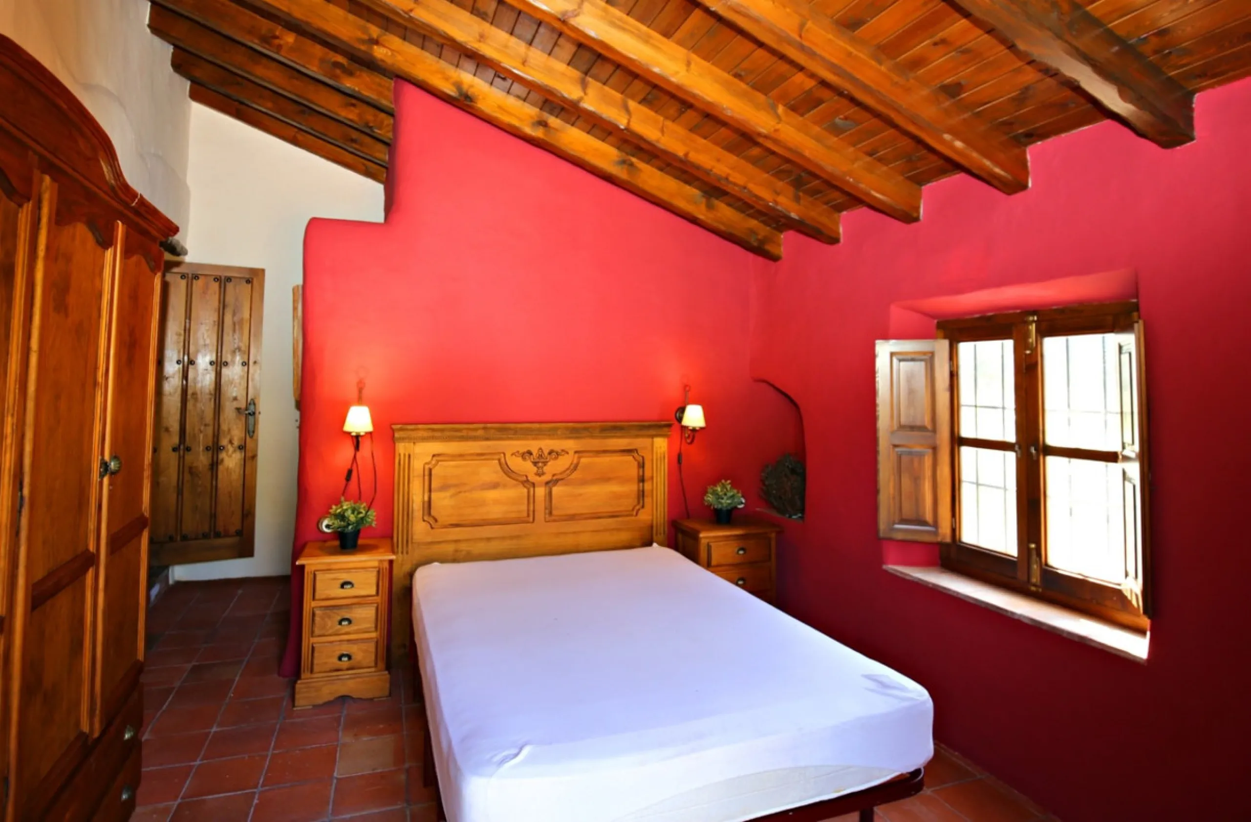 Exclusive and unique of its kind: a 16.000m2 Andalusian vacation resort with horse farm between Frigiliana and Nerja - with a built-up area of more than 1.600m2! In total, the resort has nine bedrooms, ten bathrooms and two guest toilets, spread over two 