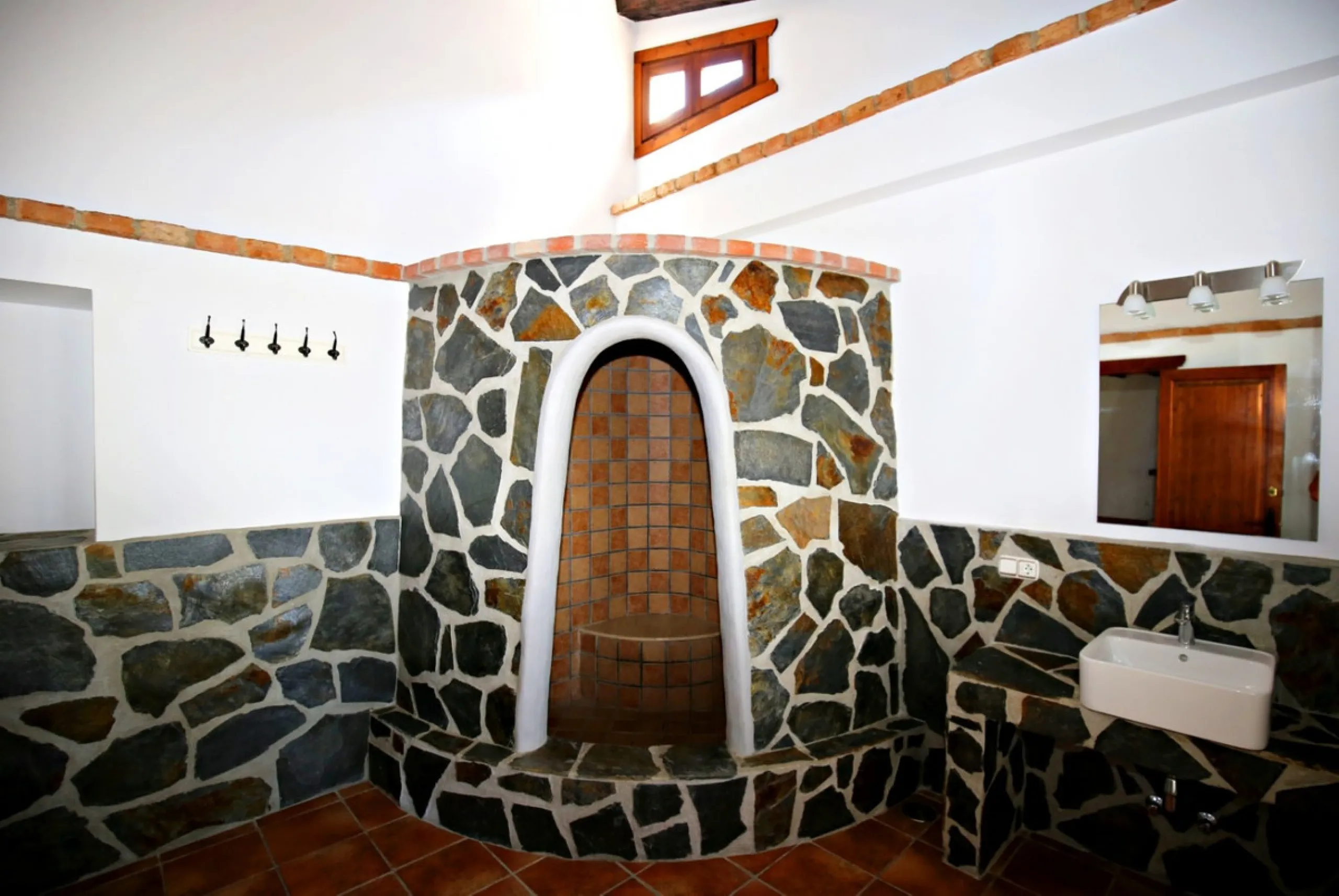 Exclusive and unique of its kind: a 16.000m2 Andalusian vacation resort with horse farm between Frigiliana and Nerja - with a built-up area of more than 1.600m2! In total, the resort has nine bedrooms, ten bathrooms and two guest toilets, spread over two 