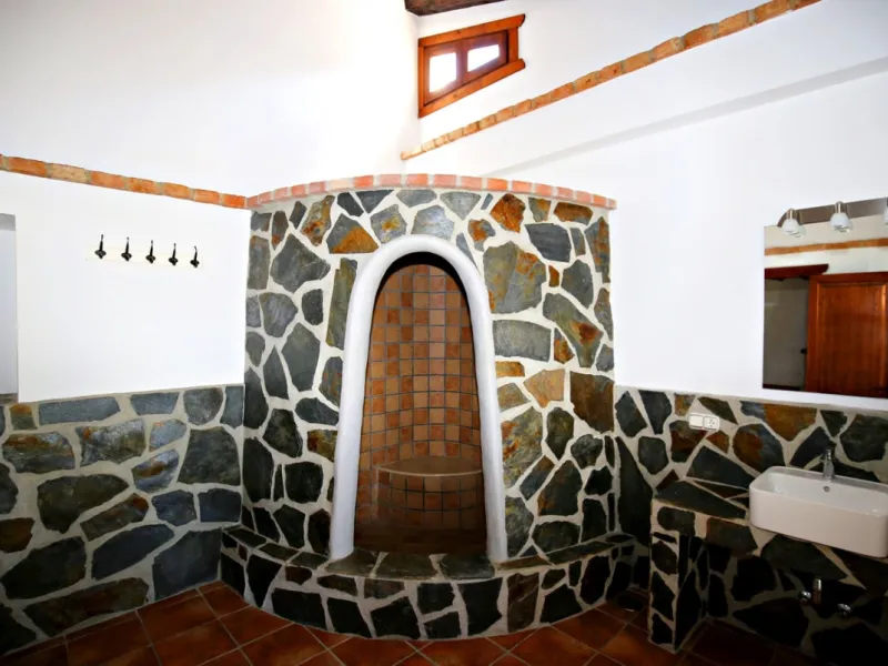 Exclusive and unique of its kind: a 16.000m2 Andalusian vacation resort with horse farm between Frigiliana and Nerja - with a built-up area of more than 1.600m2! In total, the resort has nine bedrooms, ten bathrooms and two guest toilets, spread over two 