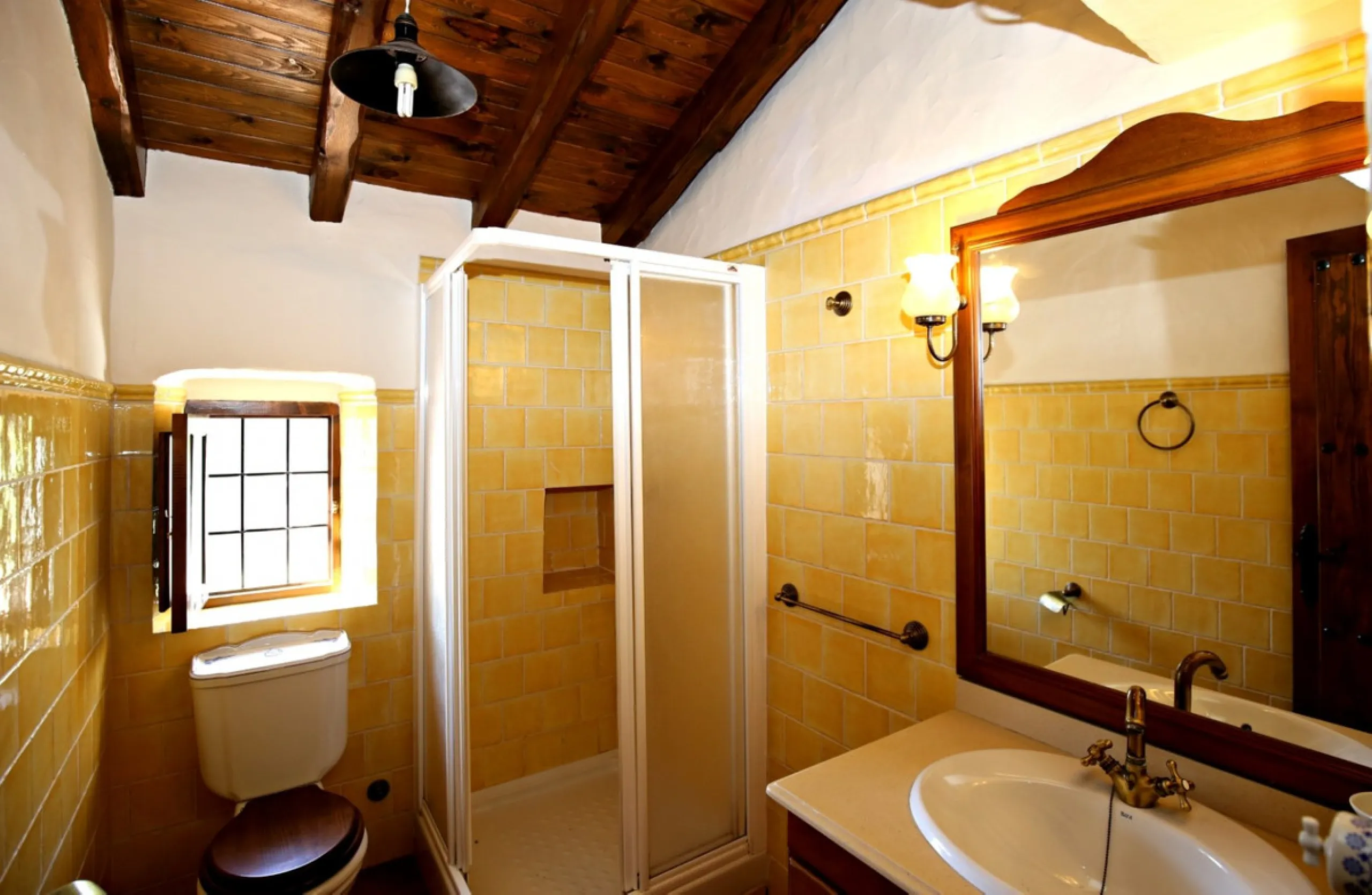 Exclusive and unique of its kind: a 16.000m2 Andalusian vacation resort with horse farm between Frigiliana and Nerja - with a built-up area of more than 1.600m2! In total, the resort has nine bedrooms, ten bathrooms and two guest toilets, spread over two 