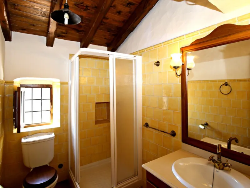 Exclusive and unique of its kind: a 16.000m2 Andalusian vacation resort with horse farm between Frigiliana and Nerja - with a built-up area of more than 1.600m2! In total, the resort has nine bedrooms, ten bathrooms and two guest toilets, spread over two 