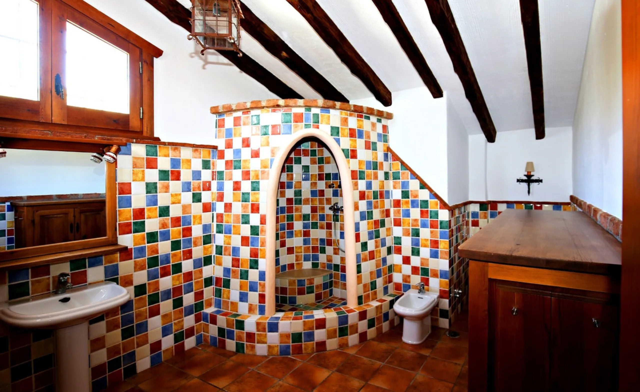 Exclusive and unique of its kind: a 16.000m2 Andalusian vacation resort with horse farm between Frigiliana and Nerja - with a built-up area of more than 1.600m2! In total, the resort has nine bedrooms, ten bathrooms and two guest toilets, spread over two 