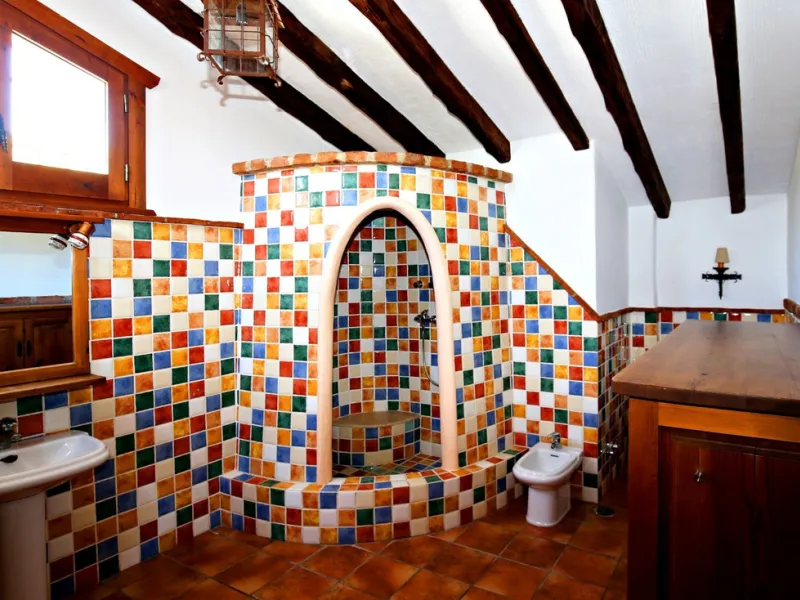 Exclusive and unique of its kind: a 16.000m2 Andalusian vacation resort with horse farm between Frigiliana and Nerja - with a built-up area of more than 1.600m2! In total, the resort has nine bedrooms, ten bathrooms and two guest toilets, spread over two 