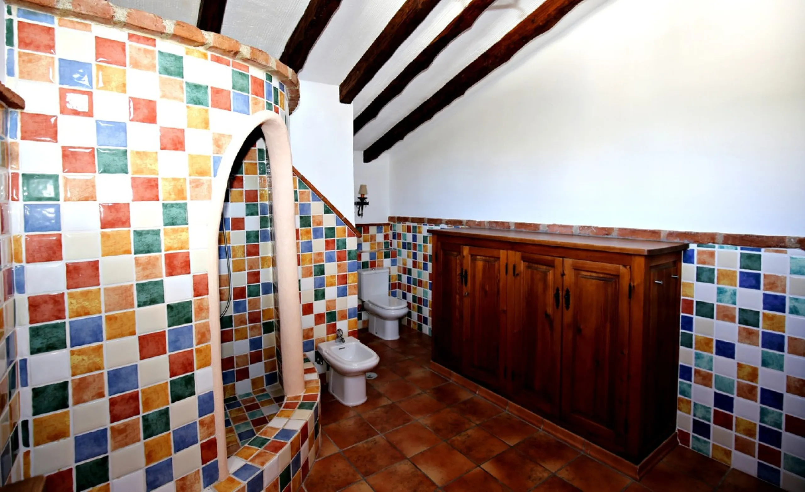 Exclusive and unique of its kind: a 16.000m2 Andalusian vacation resort with horse farm between Frigiliana and Nerja - with a built-up area of more than 1.600m2! In total, the resort has nine bedrooms, ten bathrooms and two guest toilets, spread over two 