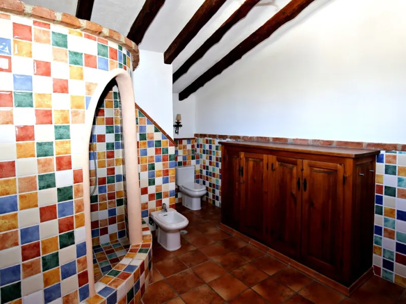 Exclusive and unique of its kind: a 16.000m2 Andalusian vacation resort with horse farm between Frigiliana and Nerja - with a built-up area of more than 1.600m2! In total, the resort has nine bedrooms, ten bathrooms and two guest toilets, spread over two 