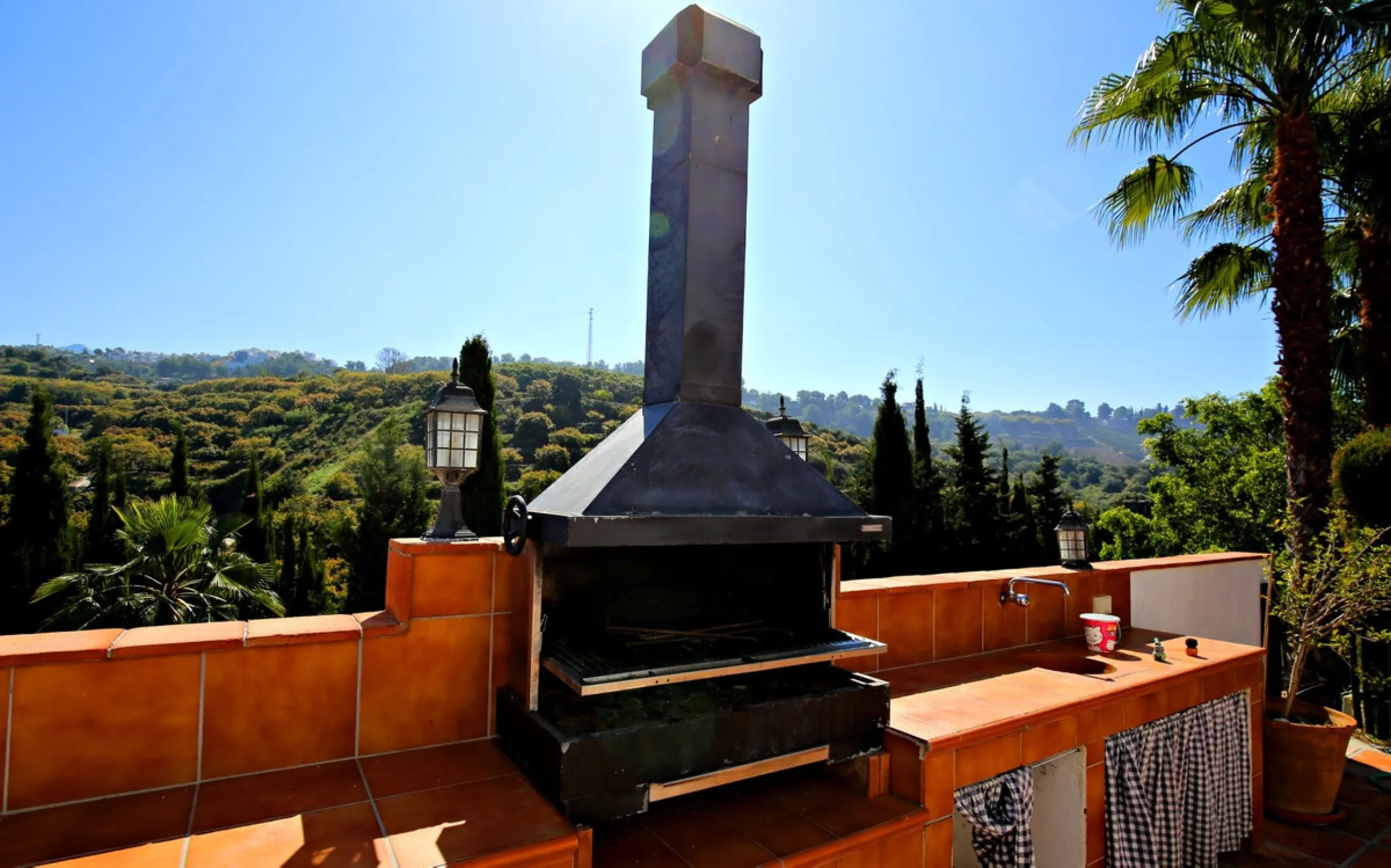 Exclusive and unique of its kind: a 16.000m2 Andalusian vacation resort with horse farm between Frigiliana and Nerja - with a built-up area of more than 1.600m2! In total, the resort has nine bedrooms, ten bathrooms and two guest toilets, spread over two 