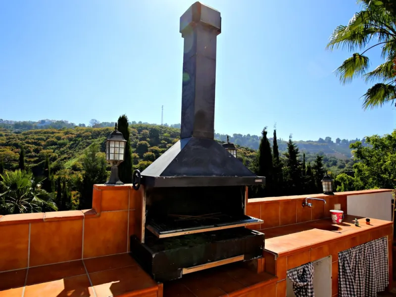 Exclusive and unique of its kind: a 16.000m2 Andalusian vacation resort with horse farm between Frigiliana and Nerja - with a built-up area of more than 1.600m2! In total, the resort has nine bedrooms, ten bathrooms and two guest toilets, spread over two 
