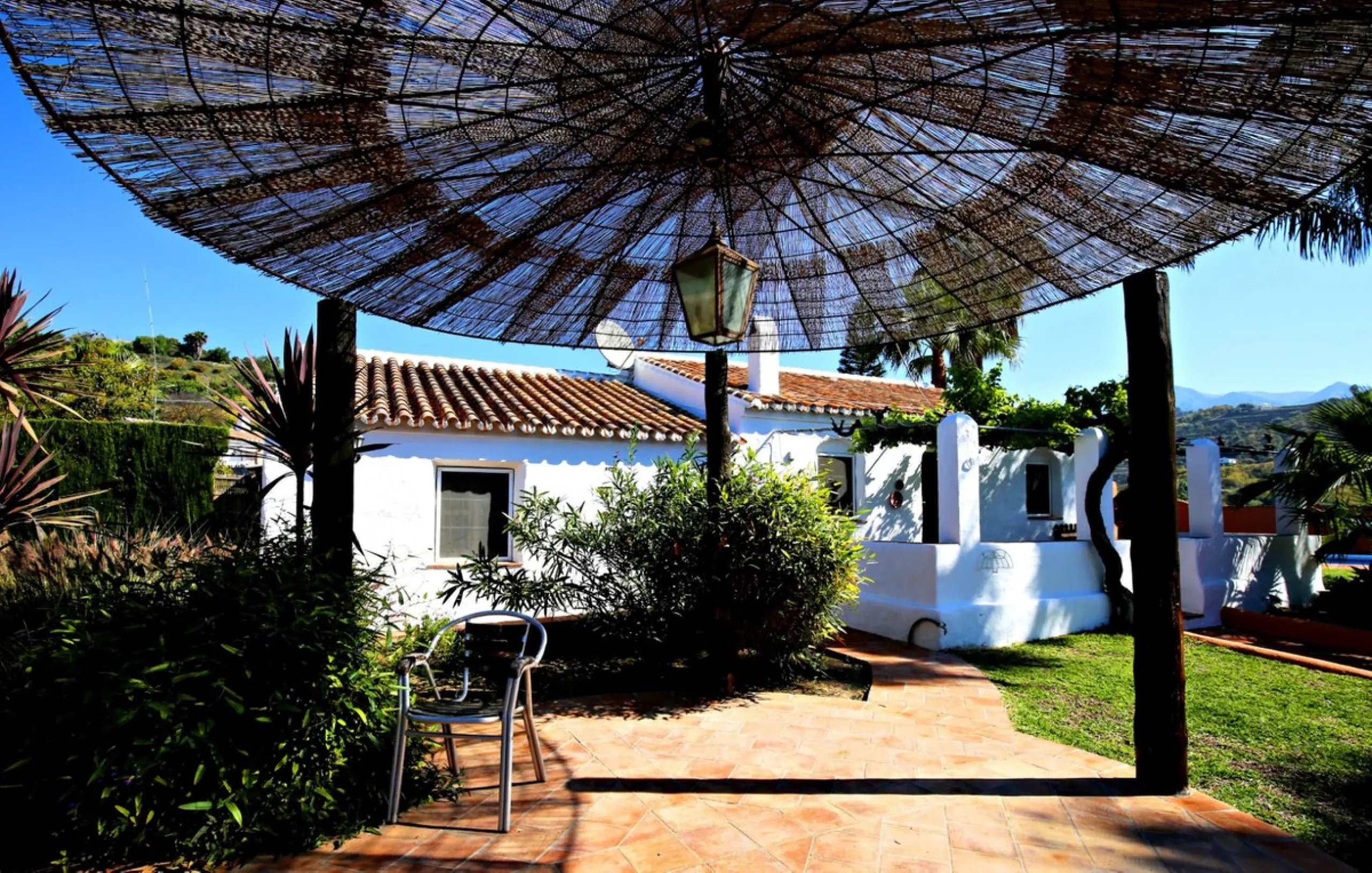 Exclusive and unique of its kind: a 16.000m2 Andalusian vacation resort with horse farm between Frigiliana and Nerja - with a built-up area of more than 1.600m2! In total, the resort has nine bedrooms, ten bathrooms and two guest toilets, spread over two 
