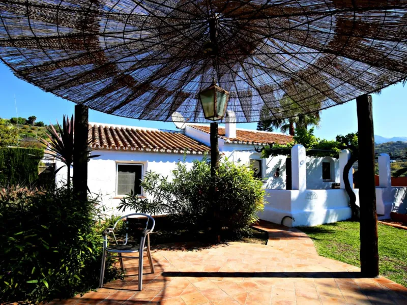 Exclusive and unique of its kind: a 16.000m2 Andalusian vacation resort with horse farm between Frigiliana and Nerja - with a built-up area of more than 1.600m2! In total, the resort has nine bedrooms, ten bathrooms and two guest toilets, spread over two 