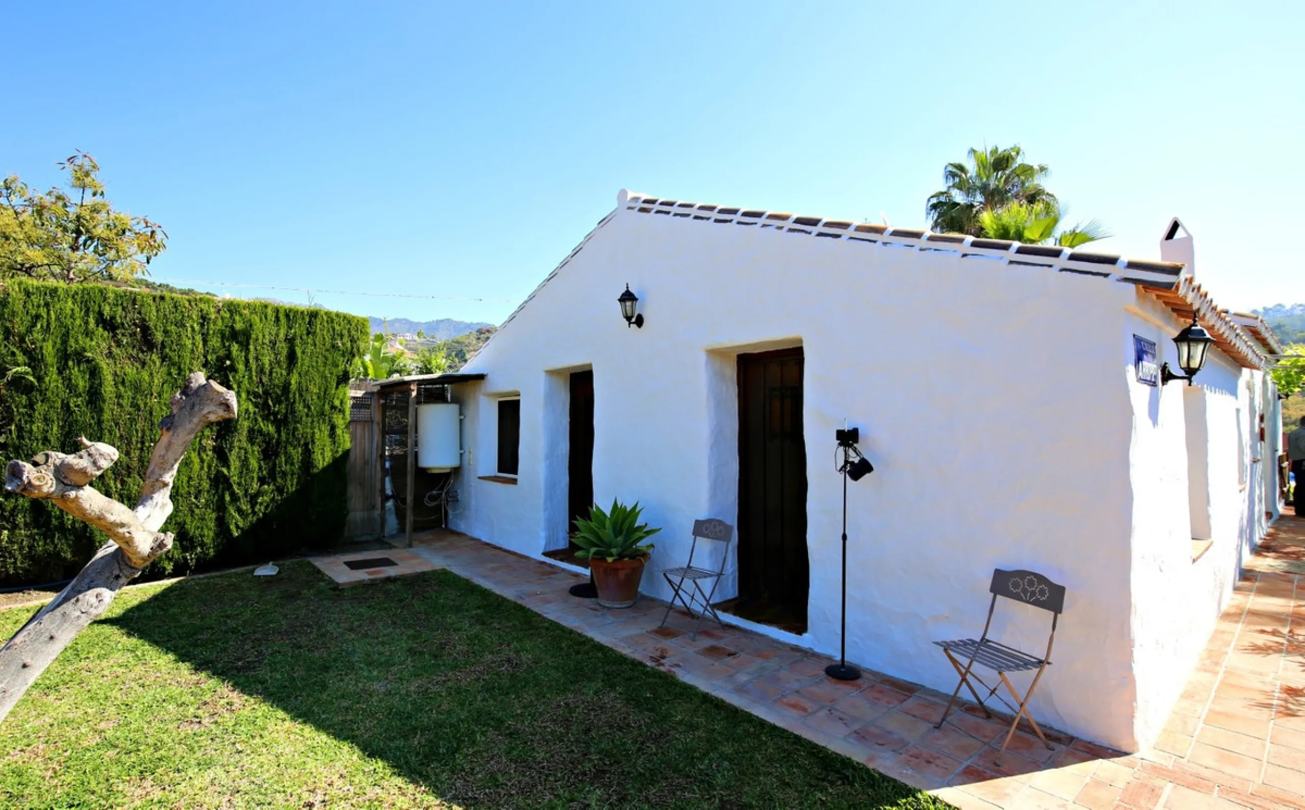 Exclusive and unique of its kind: a 16.000m2 Andalusian vacation resort with horse farm between Frigiliana and Nerja - with a built-up area of more than 1.600m2! In total, the resort has nine bedrooms, ten bathrooms and two guest toilets, spread over two 