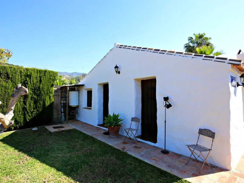 Exclusive and unique of its kind: a 16.000m2 Andalusian vacation resort with horse farm between Frigiliana and Nerja - with a built-up area of more than 1.600m2! In total, the resort has nine bedrooms, ten bathrooms and two guest toilets, spread over two 
