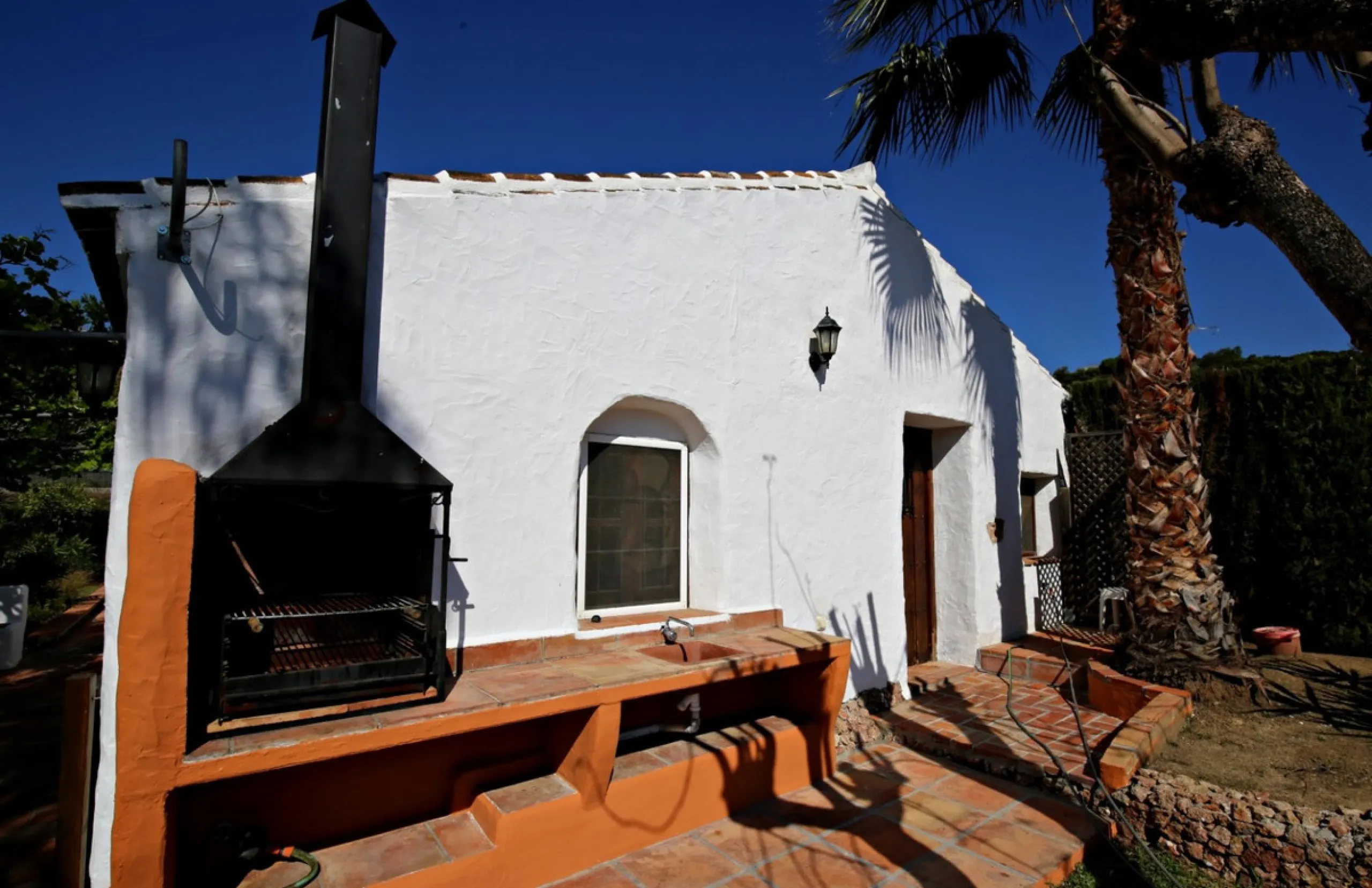 Exclusive and unique of its kind: a 16.000m2 Andalusian vacation resort with horse farm between Frigiliana and Nerja - with a built-up area of more than 1.600m2! In total, the resort has nine bedrooms, ten bathrooms and two guest toilets, spread over two 