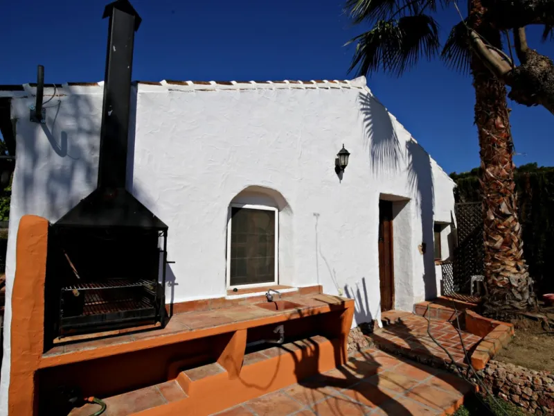 Exclusive and unique of its kind: a 16.000m2 Andalusian vacation resort with horse farm between Frigiliana and Nerja - with a built-up area of more than 1.600m2! In total, the resort has nine bedrooms, ten bathrooms and two guest toilets, spread over two 