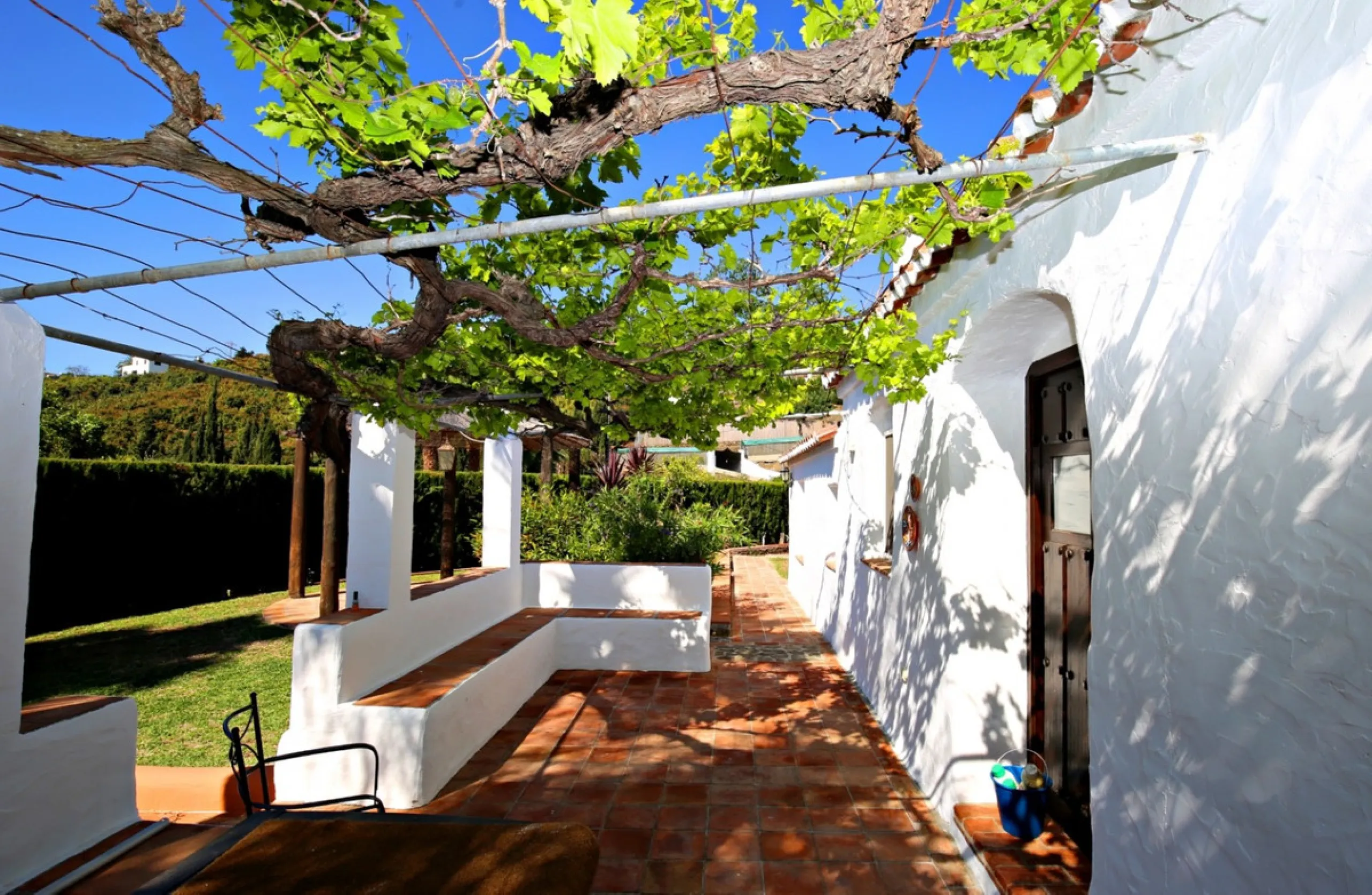 Exclusive and unique of its kind: a 16.000m2 Andalusian vacation resort with horse farm between Frigiliana and Nerja - with a built-up area of more than 1.600m2! In total, the resort has nine bedrooms, ten bathrooms and two guest toilets, spread over two 